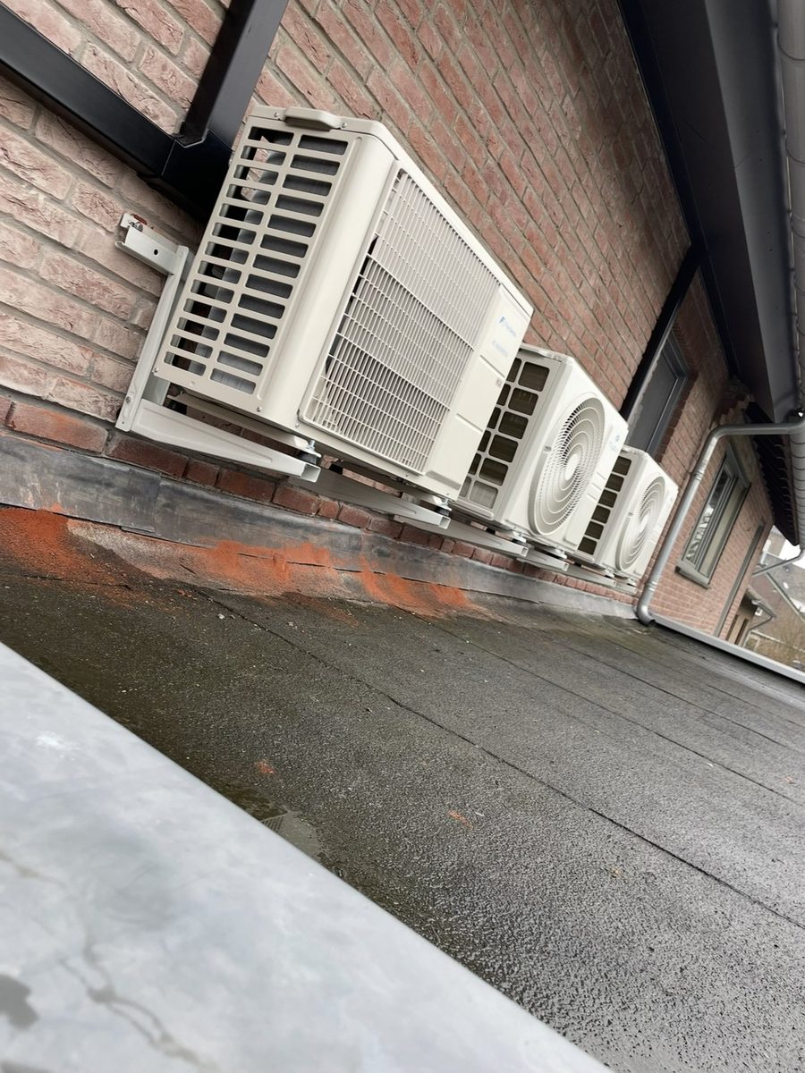 Meerdere buitenunits op rij aan een gevel