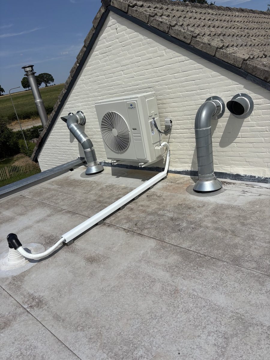 Kaysun buitenunit op een plat dak