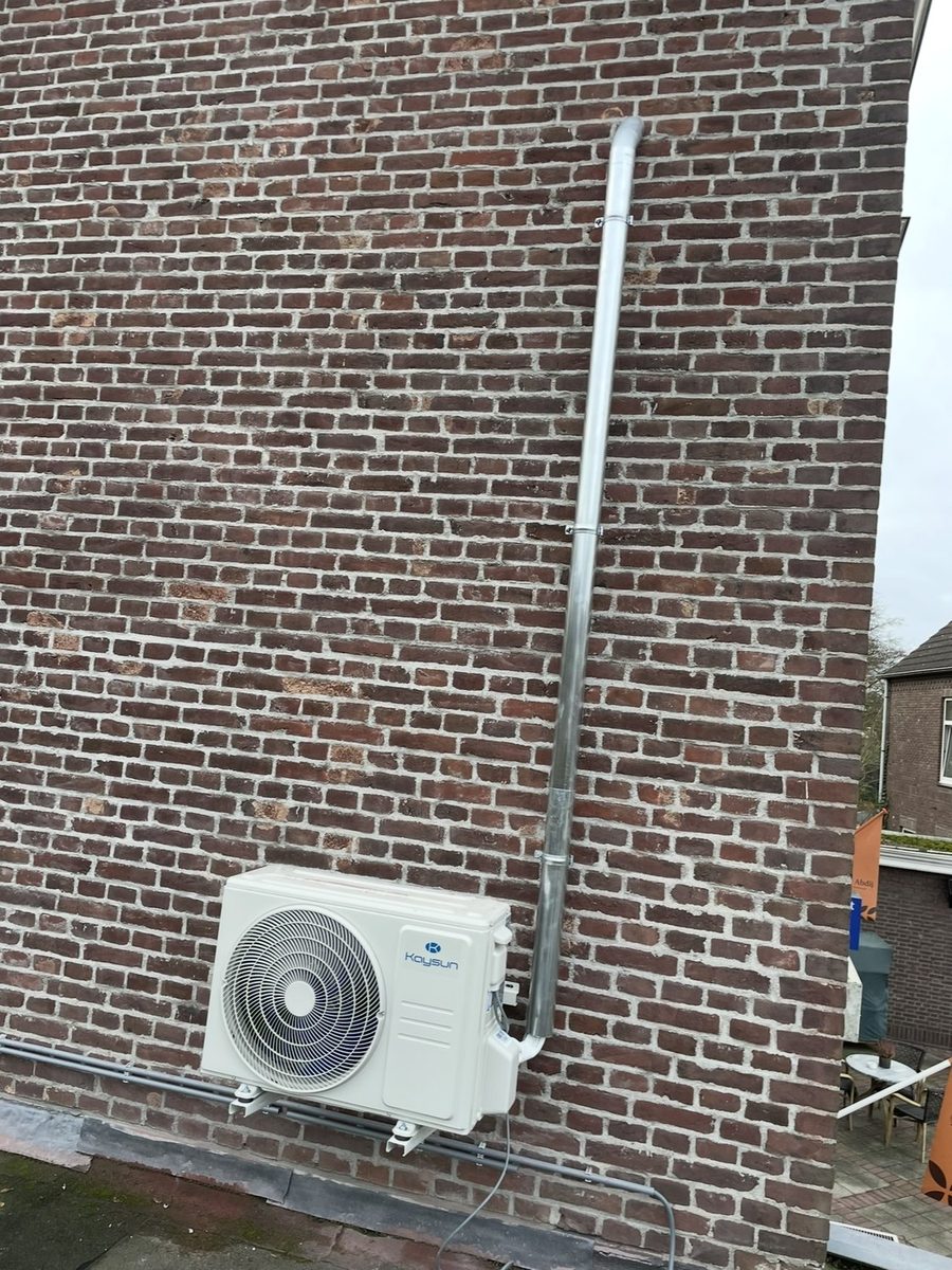 Kaysun buitenunit met verticaal leidingtraject aan de gevel