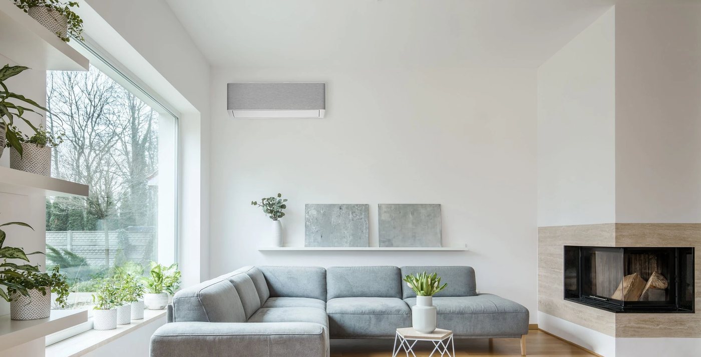 Lichte woonkamer met wandunit